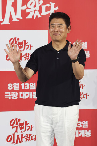 S. Korean actor Sung Dong-il