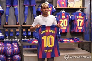 호나우지뉴·메시 잇는 18세 야말…'바르셀로나 10번'의 새 주인