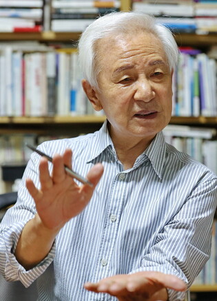 S. Korean poet Kim Hong-shin