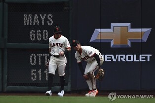 양 무릎으로 타구 잡은 이정후…해설자 "10년짜리 호수비" 극찬(종합)
