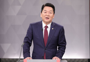 Candidates in opposition party leadership race