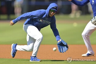 항공편 연착해 환승 못 한 김혜성 "공항 바닥서 잤다"