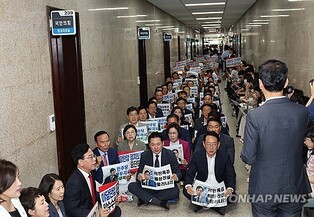 (LEAD) Special counsel accuses ex-President Yoon of discussing martial law since March 2024