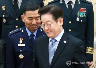 Lee's approval rating rebounds to above 60 pct: poll