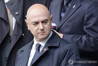 '25년간 트로피 2개' EPL 최장수 회장 토트넘 레비, 전격 사임