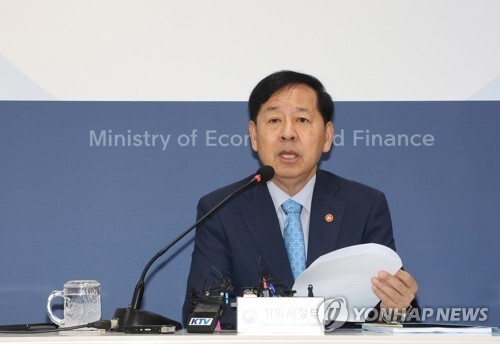 (LEAD) Gov't to inject 7 tln won more to spur investment from public institutions: finance chief