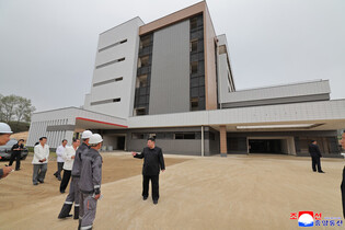 N.K. leader inspects hospital construction site