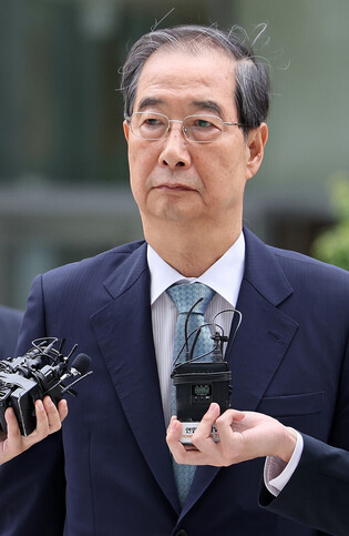 Ex-PM Han grilled in probe into ex-first lady