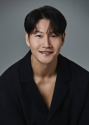 Singer Kim Jong-kook signs with Galaxy Corporation, joins GD and Song Kang-ho