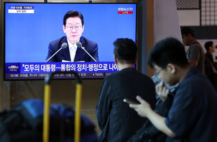 Lee attends press conference marking 100 days in office