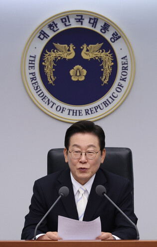 Lee holds meeting with top aides