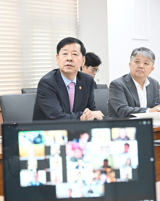 Finance minister at meeting of overseas financial attaches