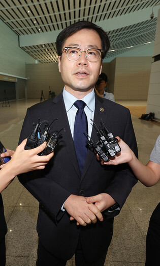 Trade minister heads to U.S.