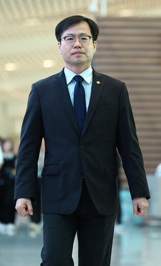 Trade minister heads to U.S.