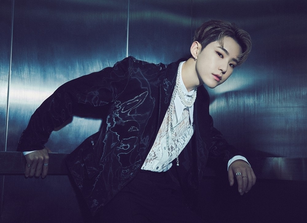 Seventeen's Hoshi begins military service