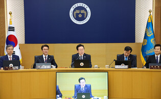 Lee attends Cabinet meeting
