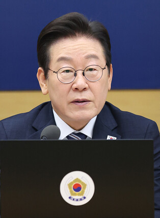 Lee attends Cabinet meeting