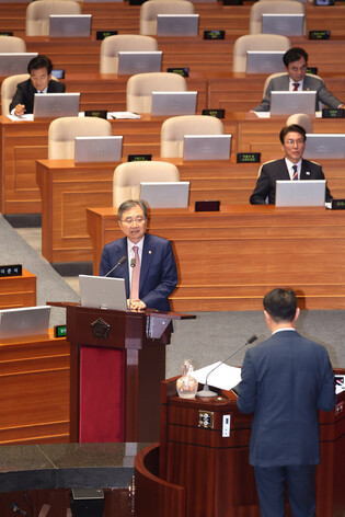 Foreign minister attends parliamentary session