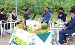 Lee meets young farmers