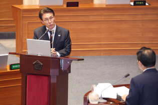 PM Kim attends parliamentary session