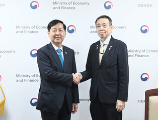 Finance minister meets Japanese envoy