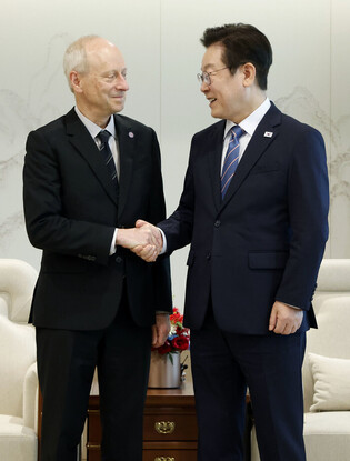 Lee meets with Harvard professor Sandel