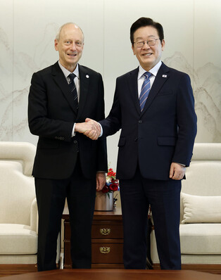 Lee meets with Harvard professor Sandel