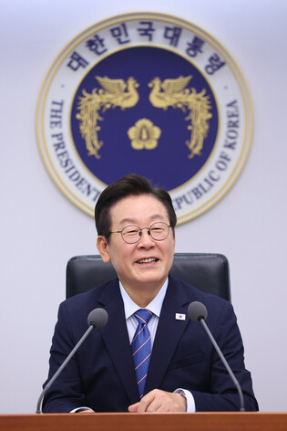 Lee holds meeting with top aides