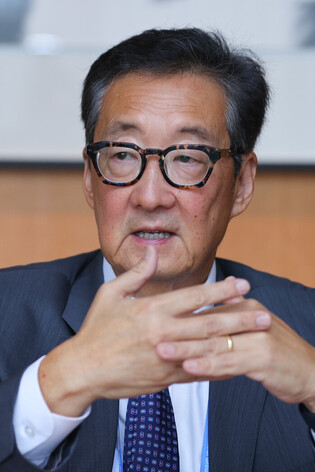 Expert on Koreas attends press conference