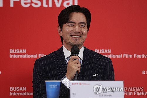 Lee Jin-wook recalls past romances for role in breakup-themed film