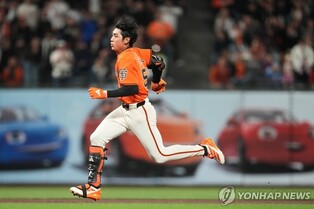 이정후, '이치로와 타이' 시즌 12번째 3루타…3안타 작렬