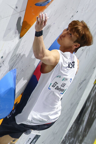 Lee Do-hyun wins bronze in men's boulder at world championships