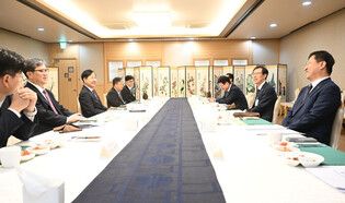 Finance minister meets with ministry-affiliated institutions' heads