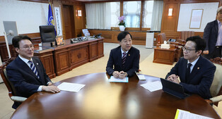 PM Kim meets deputy prime ministers