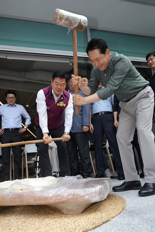 Opposition party leader's voluntary work