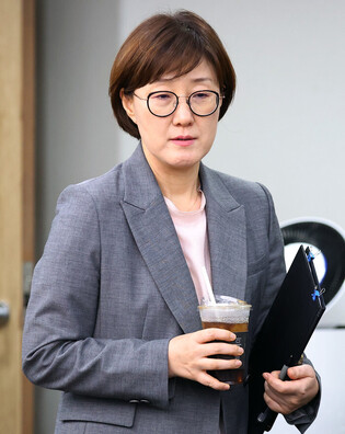 Lee holds meeting with top aides
