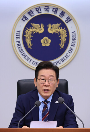 Lee holds meeting with top aides