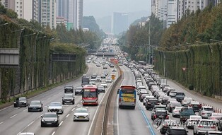양손에 선물 가득…추석 연휴 둘째 날 귀성길 '북적'