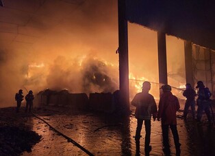 강릉 창고 화재, 폐기물 400t 전소…동해 사우나서도 불