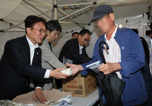 PM Kim visits market for day laborers