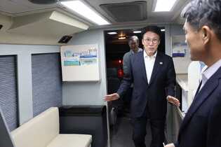 PM Kim visits market for day laborers