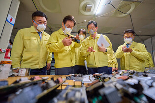 Lee inspects site of gov't data center fire