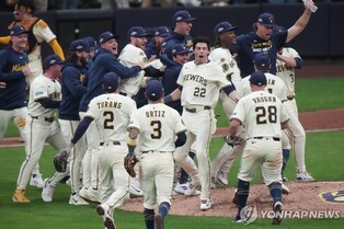 밀워키, 컵스 꺾고 NLCS 진출…다저스와 WS 티켓 놓고 대결