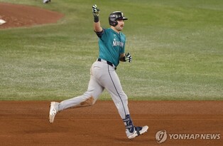 홈런왕 롤리 동점포 '쾅'…시애틀, 토론토 꺾고 ALCS 첫판 승리