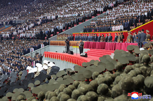 N.K. leader watches grand mass gymnastics, artistic performance