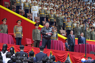 N.K. leader watches grand mass gymnastics, artistic performance
