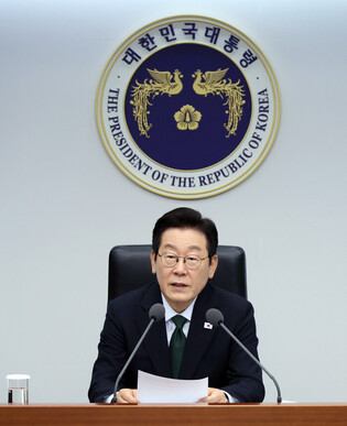 Lee holds meeting with top aides