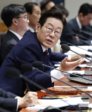 Lee attends Cabinet meeting