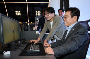 Lee visits gaming hub