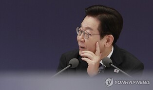 Lee's approval rating inches down to 56 pct: poll